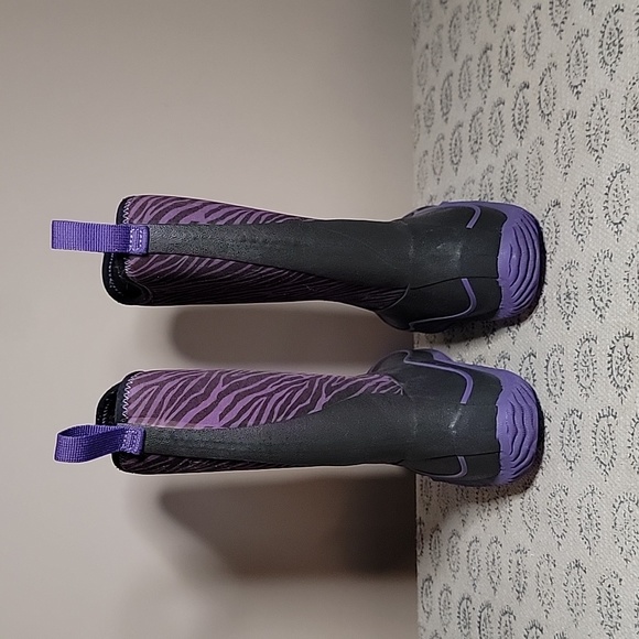 Girls Size 4 Muck Boots Purple Zebra ๐ Print - Picture 2 of 5